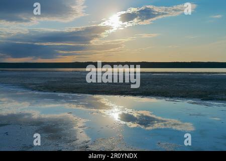 La photo a été prise en Ukraine dans la région d'Odessa. La photo montre un paysage avec une rive d'un estuaire salé appelé Kuyalnik sur une journée nuageux. Banque D'Images