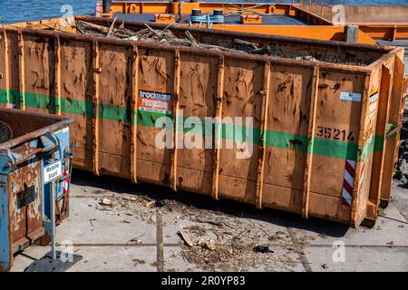 Hambourg, Allemagne - 04 17 2023 : gros plan d'un grand conteneur orange pour les gravats. Banque D'Images