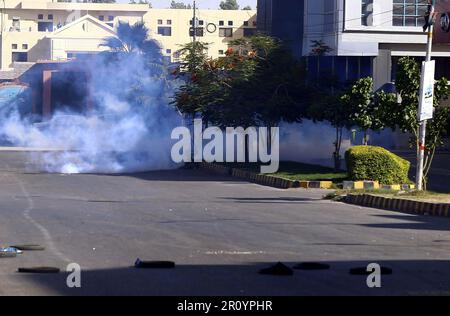 Abbottabad, Pakistan, 10 mai 2023. Les policiers ont rétabli l'accusation de bâton, tiré des obus de gaz lacrymogènes, utilisé du canon à eau et arrêté pour repousser les manifestants lors de la manifestation de protestation de Tehreek-e-Insaf (PTI) contre l'arrestation du chef du PTI Imran Khan depuis les locaux de la High court d'Islamabad, près du centre commercial Millennium Mall à Karachi mercredi, à 10 mai 2023. L'arrestation du président du PTI, Imran Khan, dans les locaux du complexe judiciaire d'Islalaabad par un contingent de Rangers dans le cadre d'une affaire de corruption, a déclenché des manifestations violentes dans tout le pays, y compris dans les zones de haute sécurité Banque D'Images