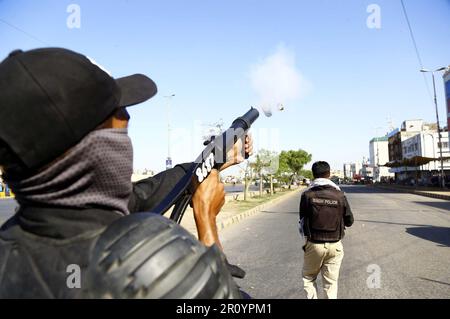 Abbottabad, Pakistan, 10 mai 2023. Les policiers ont rétabli l'accusation de bâton, tiré des obus de gaz lacrymogènes, utilisé du canon à eau et arrêté pour repousser les manifestants lors de la manifestation de protestation de Tehreek-e-Insaf (PTI) contre l'arrestation du chef du PTI Imran Khan depuis les locaux de la High court d'Islamabad, près du centre commercial Millennium Mall à Karachi mercredi, à 10 mai 2023. L'arrestation du président du PTI, Imran Khan, dans les locaux du complexe judiciaire d'Islalaabad par un contingent de Rangers dans le cadre d'une affaire de corruption, a déclenché des manifestations violentes dans tout le pays, y compris dans les zones de haute sécurité Banque D'Images