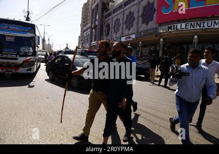 Abbottabad, Pakistan, 10 mai 2023. Les policiers ont rétabli l'accusation de bâton, tiré des obus de gaz lacrymogènes, utilisé du canon à eau et arrêté pour repousser les manifestants lors de la manifestation de protestation de Tehreek-e-Insaf (PTI) contre l'arrestation du chef du PTI Imran Khan depuis les locaux de la High court d'Islamabad, près du centre commercial Millennium Mall à Karachi mercredi, à 10 mai 2023. L'arrestation du président du PTI, Imran Khan, dans les locaux du complexe judiciaire d'Islalaabad par un contingent de Rangers dans le cadre d'une affaire de corruption, a déclenché des manifestations violentes dans tout le pays, y compris dans les zones de haute sécurité Banque D'Images