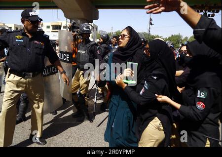 Abbottabad, Pakistan, 10 mai 2023. Les policiers ont rétabli l'accusation de bâton, tiré des obus de gaz lacrymogènes, utilisé du canon à eau et arrêté pour repousser les manifestants lors de la manifestation de protestation de Tehreek-e-Insaf (PTI) contre l'arrestation du chef du PTI Imran Khan depuis les locaux de la High court d'Islamabad, près du centre commercial Millennium Mall à Karachi mercredi, à 10 mai 2023. L'arrestation du président du PTI, Imran Khan, dans les locaux du complexe judiciaire d'Islalaabad par un contingent de Rangers dans le cadre d'une affaire de corruption, a déclenché des manifestations violentes dans tout le pays, y compris dans les zones de haute sécurité Banque D'Images