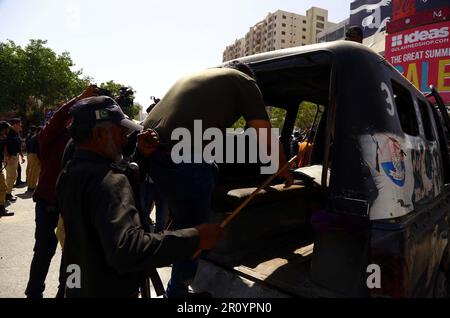 Abbottabad, Pakistan, 10 mai 2023. Les policiers ont rétabli l'accusation de bâton, tiré des obus de gaz lacrymogènes, utilisé du canon à eau et arrêté pour repousser les manifestants lors de la manifestation de protestation de Tehreek-e-Insaf (PTI) contre l'arrestation du chef du PTI Imran Khan depuis les locaux de la High court d'Islamabad, près du centre commercial Millennium Mall à Karachi mercredi, à 10 mai 2023. L'arrestation du président du PTI, Imran Khan, dans les locaux du complexe judiciaire d'Islalaabad par un contingent de Rangers dans le cadre d'une affaire de corruption, a déclenché des manifestations violentes dans tout le pays, y compris dans les zones de haute sécurité Banque D'Images