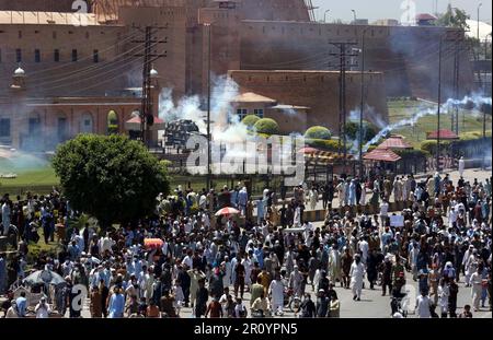 Abbottabad, Pakistan, 10 mai 2023. Vue du site lors de l'affrontement entre le personnel de police et les manifestants de Tehreek-e-Insaf (PTI) lors de la manifestation de protestation contre l'arrestation du chef du PTI, Imran Khan, dans les locaux de la haute Cour d'Islamabad, devant le fort Balahisar à Peshawar mercredi, 10 mai 2023. L'arrestation du président du PTI, Imran Khan, dans les locaux du complexe judiciaire Islam-abad par un contingent de Rangers dans le cadre d'une affaire de corruption, a déclenché des manifestations violentes dans tout le pays, y compris dans les zones de haute sécurité où les partisans du PTI sont présents Banque D'Images