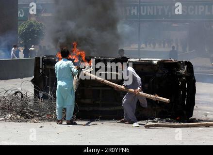 Abbottabad, Pakistan, 10 mai 2023. Des manifestants violents sont bloqués sur la route et brûlent des biens publics et gouvernementaux alors qu'ils tiennent une manifestation contre l'arrestation du chef du PTI, Imran Khan, dans les locaux de la haute Cour d'Islamabad, près de l'Assemblée de Khyber Pakhtunkhwa à Peshawar, mercredi, 10 mai 2023. L'arrestation du président du PTI, Imran Khan, dans les locaux du complexe judiciaire Islam-abad par un contingent de Rangers dans le cadre d'une affaire de corruption, a déclenché des manifestations violentes dans tout le pays, y compris dans les zones de haute sécurité où les partisans du PTI sont présents Banque D'Images