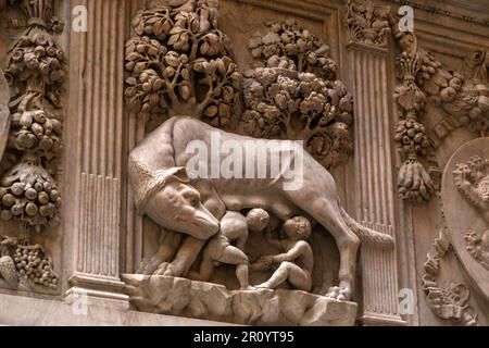 Sienne, Italie - APR 7, 2022: La sculpture du loup de Capitoline représentant une scène de la légende de la fondation de Rome. Banque D'Images