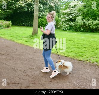 Une jolie jeune femme s'exerçant au bord du lac dans le domaine du château, Flers, Normandie, France, Europe mercredi, 10th, mai 2023 Banque D'Images