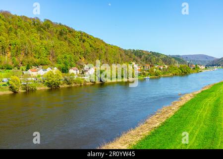 Belle excursion de printemps le long de la piste cyclable d'Elbe de Meissen, via Dresde à Bad Schandau - Saxe - Allemagne Banque D'Images