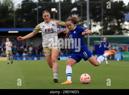 Ruby Mace de Leicester City (à gauche) et Guro Reiten de Chelsea se battent pour le ballon lors du match de la Super League féminine de Barclays à Kingsmeadow, Kingston upon Thames. Date de la photo: Mercredi 10 mai 2023. Banque D'Images