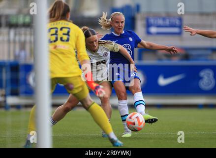 Pernille Harder de Chelsea tire à son but, sous la pression de Ruby Mace de Leicester City lors du match de la Barclays Women's Super League à Kingsmeadow, Kingston upon Thames. Date de la photo: Mercredi 10 mai 2023. Banque D'Images