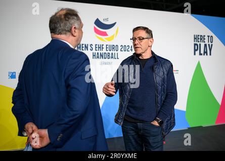 L'entraîneur/entraîneur fédéral Alfred GISLASON (GER) en conversation avec Andreas MICHELMANN l. (DHB, Président), derrière lui le logo du Championnat d'Europe, handball, tirage au sort pour le Championnat d'Europe 2024, sur 10 mai 2023 à Düsseldorf/Allemagne. Banque D'Images