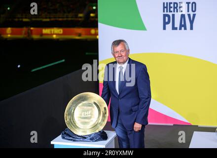 Michael WIEDERER (Président EHF) avec le nouveau trophée EM, handball, tirage au sort pour le Championnat d'Europe 2024, sur 10 mai 2023 à Düsseldorf/Allemagne. Banque D'Images