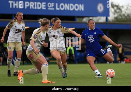 Lauren James, de Chelsea, tire à son but, sous la pression de Ruby Mace, de Leicester City, lors du match de la Barclays Women's Super League à Kingsmeadow, Kingston upon Thames. Date de la photo: Mercredi 10 mai 2023. Banque D'Images