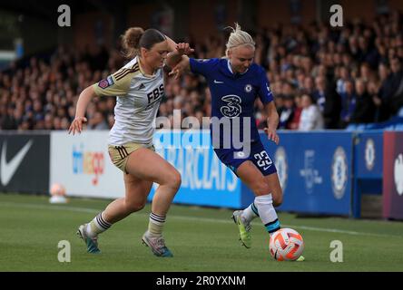 Ruby Mace de Leicester City (à gauche) et Pernille Harder de Chelsea se battent pour le ballon lors du match de la Super League féminine de Barclays à Kingsmeadow, Kingston upon Thames. Date de la photo: Mercredi 10 mai 2023. Banque D'Images