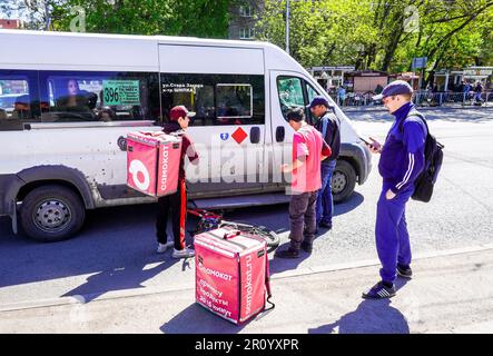 Samara, Russie - 7 mai 2023: Accident de voiture dans une rue de ville avec un cycliste d'un service de livraison. Le minibus a couru sur un cycliste d'un service de livraison Banque D'Images