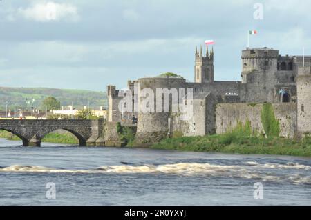 Rivière Shannon traversant la ville de Limerick. Irlande. Banque D'Images