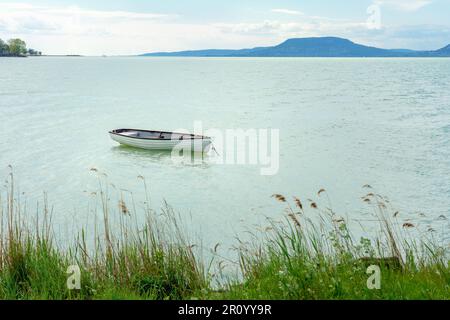 Bateau sur le lac Balaton avec fond de Badacsonyhill et roseau à Balatonlelle . Banque D'Images