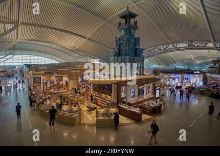 Aéroport international de Bali également connu sous le nom de Bali Ngurah Rai International Airport ou Denpasar Airport. Photo de l'intérieur montrant les boutiques hors taxes Banque D'Images