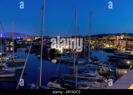 Vue sur le port de plaisance de Port Grimaud en France au printemps avec yachts et voiliers la nuit Banque D'Images
