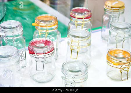 Pots en verre pour produits en vrac en magasin Banque D'Images