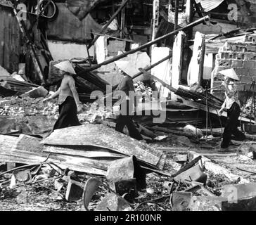 Trois femmes vietnamiennes se déplacent de nouveau dans la région de Cholon après une attaque de VC qui a laissé une zone de deux blocs nivelée, dans l'espoir de sauver leurs maigres biens. Saigon, 31 janvier 1968. Banque D'Images