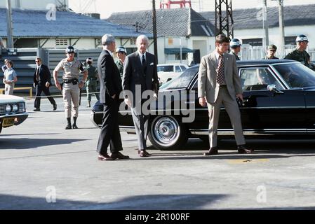 L'ambassadeur américain Ellsworth Bunker arrive à la base aérienne de Tan Son Nhut dans sa voiture pour observer le départ des prisonniers de Viet Cong pour loc Ninh échange de prisonniers entre les États-Unis et le Vietnam du Sud et Nord Vietnam/Viet Cong militaires. Banque D'Images