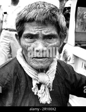 La tension se manifeste clairement sur le visage des Vietnamiens, l'agriculteur, un des 4 500 qui ont récemment fui leurs maisons pour échapper au harcèlement de Viecong. Les réfugiés ont laissé des hameaux qui étaient des foyers familiaux depuis des générations. Vers 1966. Banque D'Images