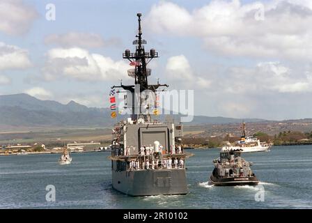 Le grand remorqueur portuaire WAXAHATCHIE (YTB 814) escorte le USS BREWTON (FF 1086) loin de la jetée à la fin de la désignation et cérémonie de départ pour l'inconnu de l'ère militaire au Vietnam. La frégate transporte l'inconnu à Naval Air Station Alameda, Californie. Banque D'Images