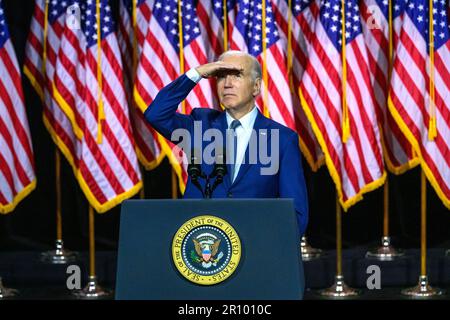 Valhalla, New York, États-Unis. 10th mai 2023. ÉTATS-UNIS Le président Joe Biden regarde le public après avoir prononcé un discours au SUNY Westchester Community College, dans la banlieue de New York. Dans un discours intitulé "investir en Amérique", Biden a discuté hy Congress doit éviter immédiatement le défaut. Credit: Enrique Shore/Alay Live News Banque D'Images