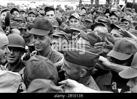 Le Président Lyndon B. Johnson salue des troupes américaines au Vietnam, 1966. Banque D'Images