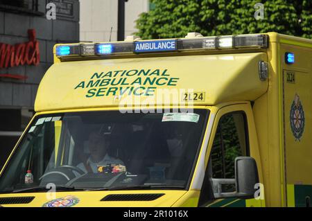 Limerick, Irlande. 9th mai 2023. Dans un conflit provoqué par une mauvaise gestion, les membres du SIpTU du Service national d'ambulance (NAS) ont voté massivement en faveur d'une action de grève. Credit: Karlis Dzjamko/ Alamy Live News Banque D'Images