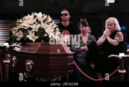 Sao Paulo, Brésil. 10th mai 2023. Les gens disent adieu à la chanteuse de rock Rita Lee. Lee est décédé à l'âge de 75 ans chez elle à São Paulo. Crédit : Allison Sales/dpa/Alay Live News Banque D'Images