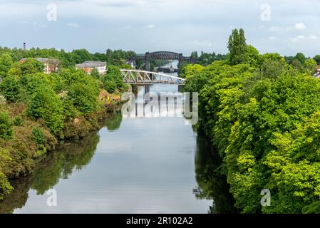 Pont tournant de Knutsford Road traversant le canal des navires de Manchester à Warrington, Royaume-Uni Banque D'Images