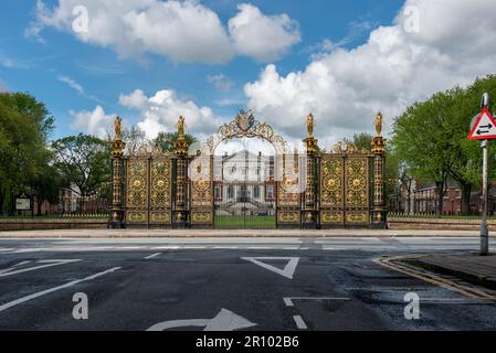 Vue sur la façade de l'hôtel de ville de Warrington appelé à l'origine Bank Hall, Cheshire, portes du parc en fonte Banque D'Images