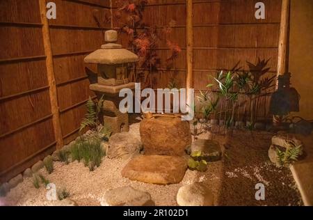 Détente jardin bouddhiste zen japonais avec lanterne, eau avec louche, pierres, sable et plantes à l'Institut d'art de Minneapolis, Minnesota Banque D'Images