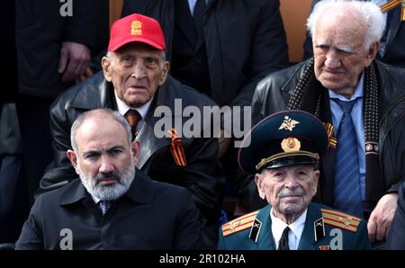 Moscou, Russie. 09th mai 2023. Le Premier ministre arménien Nikol Pashinyan, à gauche, aux côtés des anciens combattants, observe le défilé militaire annuel du jour de la victoire sur la place Rouge, marquant le 78th anniversaire de la victoire sur l'Allemagne nazie de la Seconde Guerre mondiale, 9 mai 2023 à Moscou, en Russie. Credit: Gavriil Grigorov/Kremlin Pool/Alamy Live News Banque D'Images