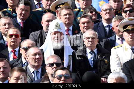 Moscou, Russie. 09th mai 2023. Chef adjoint du Conseil de sécurité de la Russie Dmitri Medvedev, à gauche, Patriarche Kirill de Moscou et toute la Russie, au centre, Et le président de la Cour constitutionnelle russe, Valery Zorkin, à droite, s'assoient aux côtés des vétérans pendant qu'ils regardent le défilé militaire annuel du jour de la victoire sur la place Rouge, marquant le 78th anniversaire de la victoire sur l'Allemagne nazie de la Seconde Guerre mondiale, 9 mai 2023 à Moscou, en Russie. Credit: Gavriil Grigorov/Kremlin Pool/Alamy Live News Banque D'Images