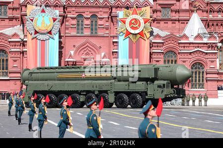 Moscou, Russie. 09th mai 2023. Un russe s'élance dans un système de missiles balistiques intercontinentaux lors du défilé militaire annuel du jour de la victoire sur la place Rouge, marquant le 78th anniversaire de la victoire sur l'Allemagne nazie lors de la deuxième Guerre mondiale, 9 mai 2023 à Moscou, en Russie. Credit: Gavriil Grigorov/Kremlin Pool/Alamy Live News Banque D'Images