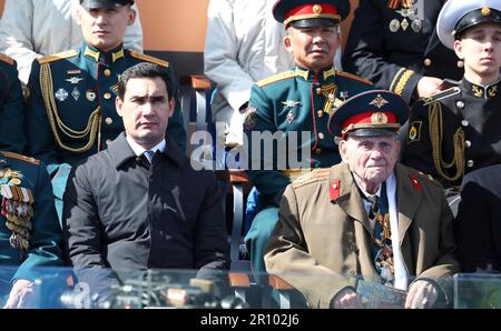 Moscou, Russie. 09th mai 2023. Le président turkmène Serdar Berdimuhamedov, à gauche, aux côtés des anciens combattants, observe le défilé militaire annuel du jour de la victoire sur la place Rouge, marquant le 78th anniversaire de la victoire sur l'Allemagne nazie de la Seconde Guerre mondiale, à 9 mai 2023, à Moscou, en Russie. Credit: Gavriil Grigorov/Kremlin Pool/Alamy Live News Banque D'Images