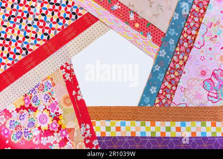 Tissus Furoshiki disposés dans une formation pentagonale présentant des dessins japonais classiques tels que des formes géométriques, des motifs floraux, et des représentations d'anim Banque D'Images