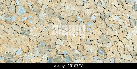 Mur de maçonnerie en pierres brunes naturelles avec fond de texture de motif irrégulier. Mur de maçonnerie typique en Espagne Banque D'Images