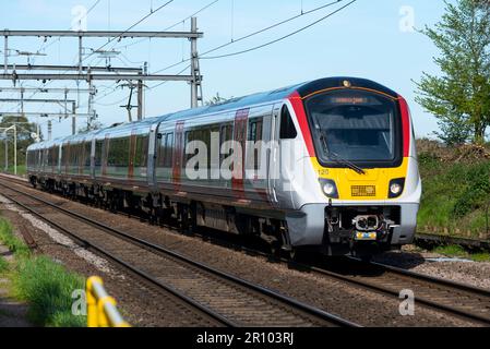 British Rail Class 720 train Aventra de Greater Anglia passant par Margaretting en direction de London Liverpool Street, Royaume-Uni. Chemin de fer interurbain électrifié Banque D'Images