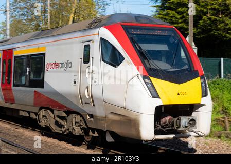 British Rail classe 745 FLIRT train de Greater Anglia près de Margaretting en direction de London Liverpool Street, Royaume-Uni. Intercity moderne électrifié EMU Banque D'Images