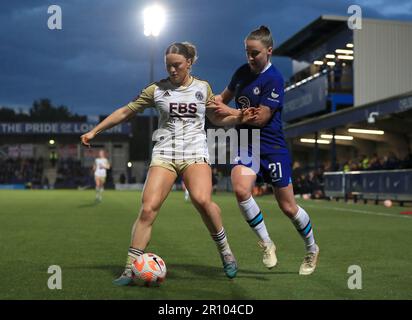 Ruby Mace de Leicester City (à gauche) et Niamh Charles de Chelsea se battent pour le ballon lors du match de la Super League de Barclays Women à Kingsmeadow, Kingston upon Thames. Date de la photo: Mercredi 10 mai 2023. Banque D'Images