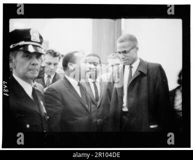 Martin Luther King et Malcolm X suivent les États-Unis de King Conférence de presse du Capitole sur le débat du Sénat sur la Loi de 1964 sur les droits civils. Marion S. Trikosko. 26 mars 1964. Banque D'Images