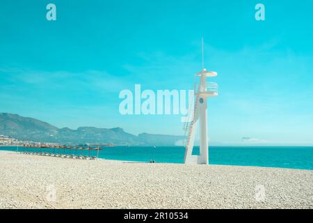 Vue sur la magnifique plage de bord de mer d'Albir avec tour blanche de maître nageur et mer Méditerranée. Albir est une petite station balnéaire entre Altea et Benidorm Banque D'Images