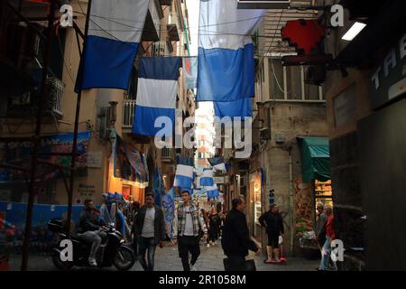 (5/7/2023) Une visite dans le centre historique de Naples dans les quartiers de Forcella et les quartiers espagnols quelques jours après la conquête mathématique de Naples de sa troisième série A Scudetto trente-trois ans après la dernière de l'ère de Diego Armando Maradona. Rues pleines de bannières avec des hymnes pour l'équipe et de nombreux magasins vendant des t-shirts et de nombreux autres gadgets à se rappeler de ce traquardo historique de l'équipe de Naples dans le championnat italien de football de Serie A. Une foule de fans et de touristes remplit les rues de la ville pour visiter l'historique Lieux de typhus napolitain. (Photo de Pasquale Banque D'Images