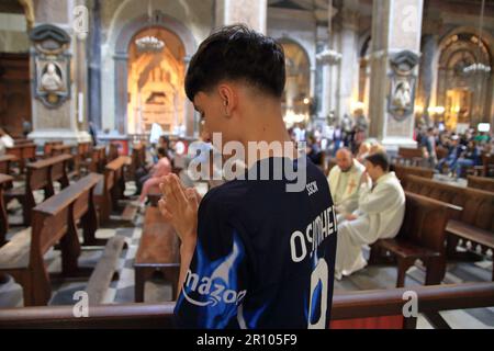 (5/7/2023) Une visite dans le centre historique de Naples dans les quartiers de Forcella et les quartiers espagnols quelques jours après la conquête mathématique de Naples de sa troisième série A Scudetto trente-trois ans après la dernière de l'ère de Diego Armando Maradona. Rues pleines de bannières avec des hymnes pour l'équipe et de nombreux magasins vendant des t-shirts et de nombreux autres gadgets à se rappeler de ce traquardo historique de l'équipe de Naples dans le championnat italien de football de Serie A. Une foule de fans et de touristes remplit les rues de la ville pour visiter l'historique Lieux de typhus napolitain. (Photo de Pasquale Banque D'Images