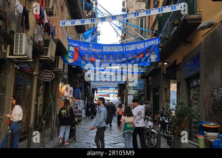 (5/7/2023) Une visite dans le centre historique de Naples dans les quartiers de Forcella et les quartiers espagnols quelques jours après la conquête mathématique de Naples de sa troisième série A Scudetto trente-trois ans après la dernière de l'ère de Diego Armando Maradona. Rues pleines de bannières avec des hymnes pour l'équipe et de nombreux magasins vendant des t-shirts et de nombreux autres gadgets à se rappeler de ce traquardo historique de l'équipe de Naples dans le championnat italien de football de Serie A. Une foule de fans et de touristes remplit les rues de la ville pour visiter l'historique Lieux de typhus napolitain. (Photo de Pasquale Banque D'Images