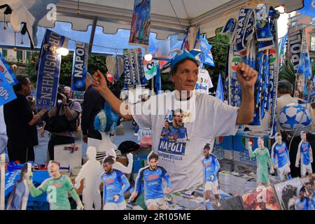 (5/7/2023) Une visite dans le centre historique de Naples dans les quartiers de Forcella et les quartiers espagnols quelques jours après la conquête mathématique de Naples de sa troisième série A Scudetto trente-trois ans après la dernière de l'ère de Diego Armando Maradona. Rues pleines de bannières avec des hymnes pour l'équipe et de nombreux magasins vendant des t-shirts et de nombreux autres gadgets à se rappeler de ce traquardo historique de l'équipe de Naples dans le championnat italien de football de Serie A. Une foule de fans et de touristes remplit les rues de la ville pour visiter l'historique Lieux de typhus napolitain. (Photo de Pasquale Banque D'Images